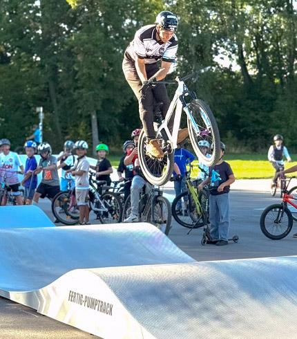 Fertig-Pumptrack Model O Plus mit Einfahrt