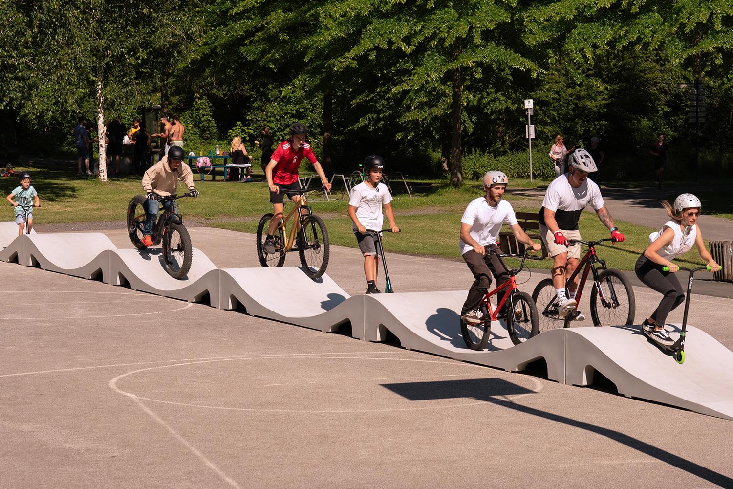 Fertig‑Pumptrack kompakte Pumptrack‑Lösungen für Kinder, Jugendliche und Erwachsene mit falldämpfender Oberfläche und geringem Platzbedarf.