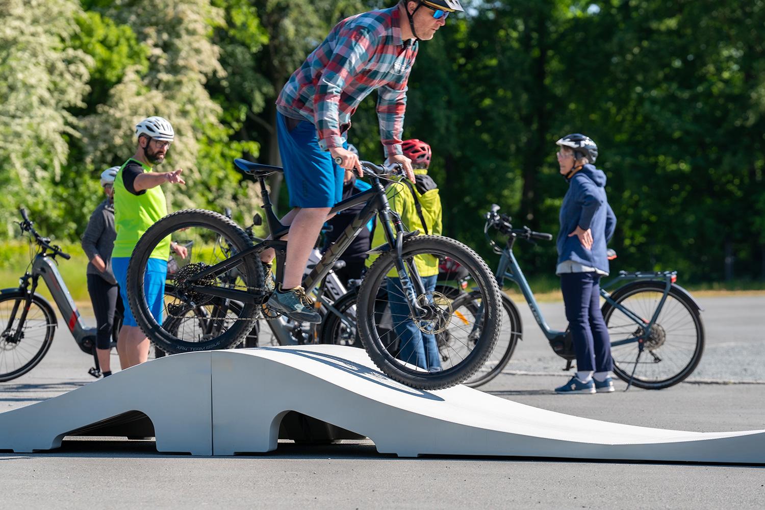 Fertig‑Pumptrack kompakte Pumptrack‑Lösungen für Kinder, Jugendliche und Erwachsene mit falldämpfender Oberfläche und geringem Platzbedarf.