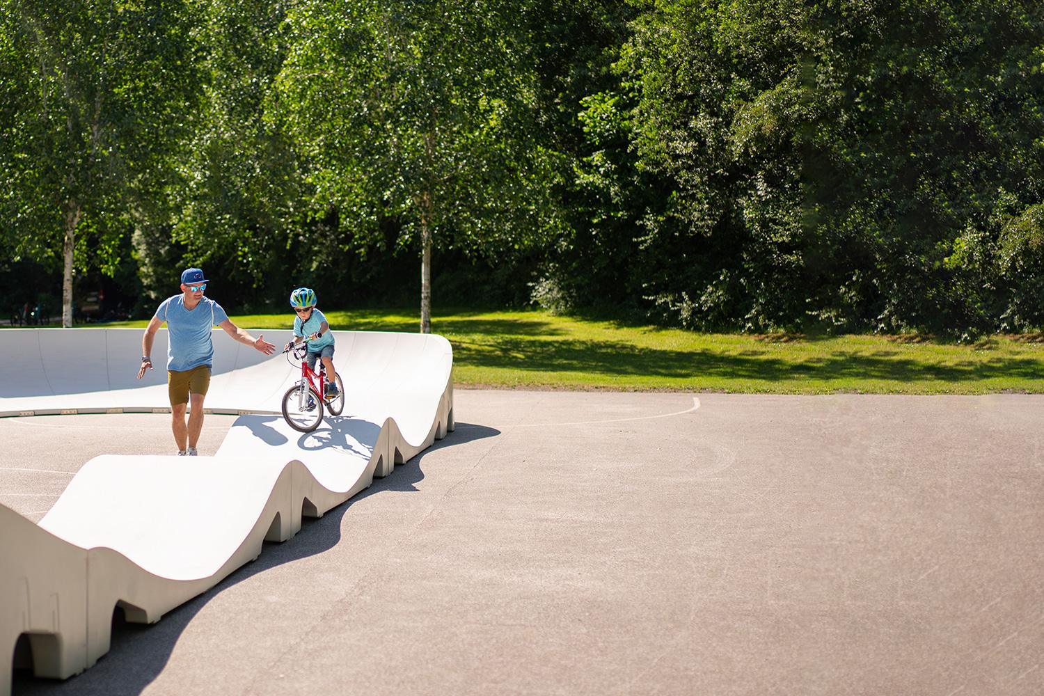 FERTIG-PUMPTRACK Shock-Absorbing-System: falldämpfende Oberfläche reduziert Verletzungsrisiko – sicher für Kinder, Einsteiger und Profis.