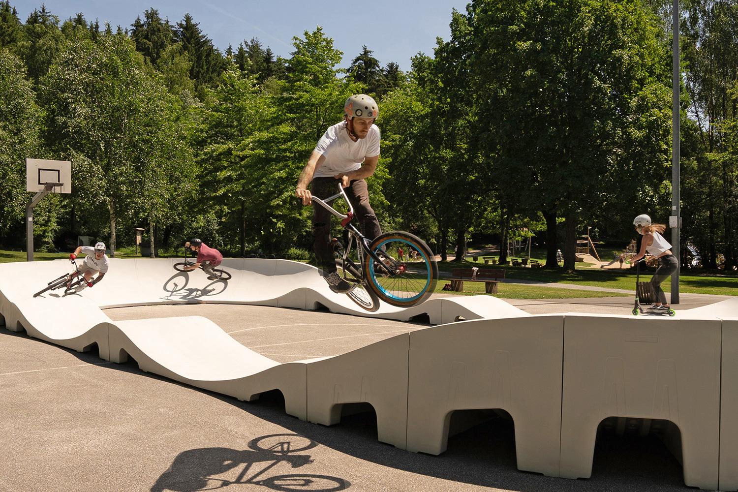 Fertig‑Pumptrack Model O mit ca. 16,21 x 7,00 m Grundfläche und rund 41 m Pumptrack‑Anlage – eine kompakte kommunale Anlage für über 15 Sportarten mit falldämpfender Oberfläche.