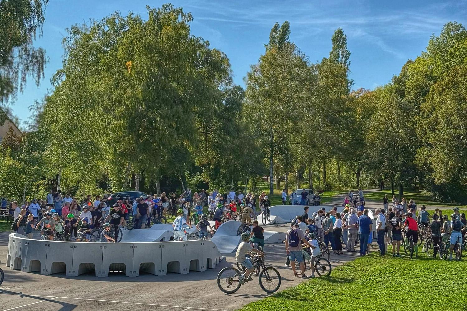 Fertig‑Pumptrack Rollpark‑Kombi‑Paket mit rund 95 m Pumptrack‑Strecke und 1,20 m breiter Fahrbahn – große, modulare Pumptrack‑Anlage für Kommunen, Sportparks und Vereine mit falldämpfender Hyper‑Grip Oberfläche.