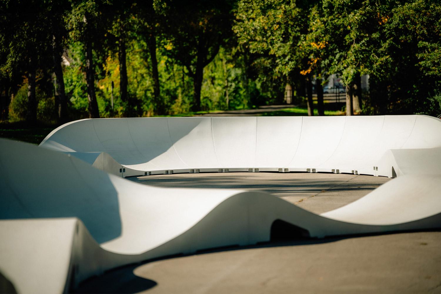 Fertig‑Pumptrack Rollpark‑Kombi‑Paket mit rund 95 m Pumptrack‑Strecke und 1,20 m breiter Fahrbahn – große, modulare Pumptrack‑Anlage für Kommunen, Sportparks und Vereine mit falldämpfender Hyper‑Grip Oberfläche.